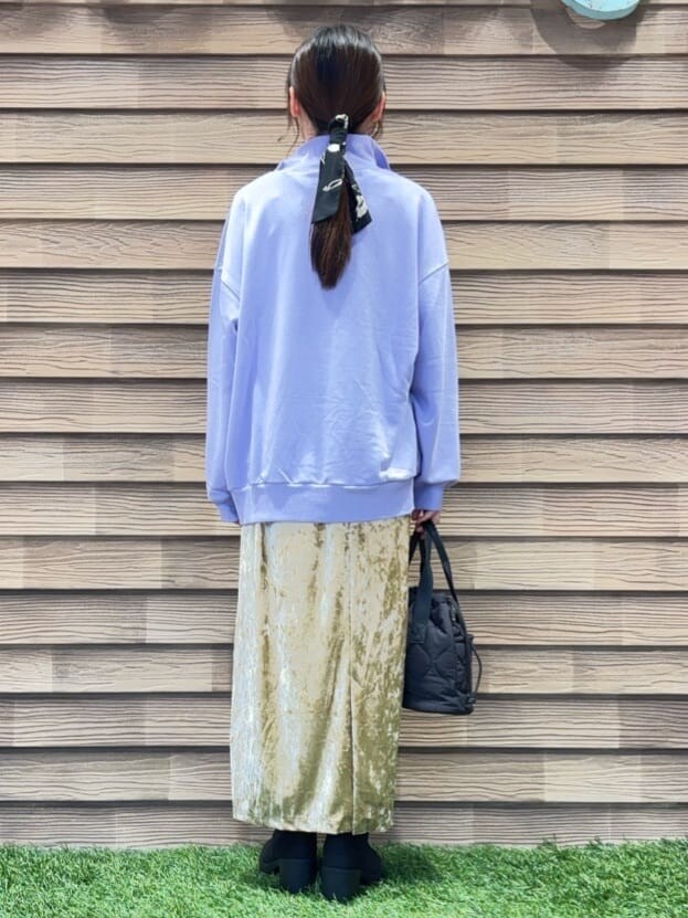 パープル系のスウェット、ホワイト系のTシャツ/カットソー、ベージュ系のスカートを着用したレディースの秋コーディネートの3枚目の写真