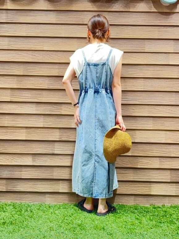 ホワイト系のTシャツ/カットソー、ブルー系のワンピース、ブラウン系のハットを着用したレディースの夏コーディネートの3枚目の写真