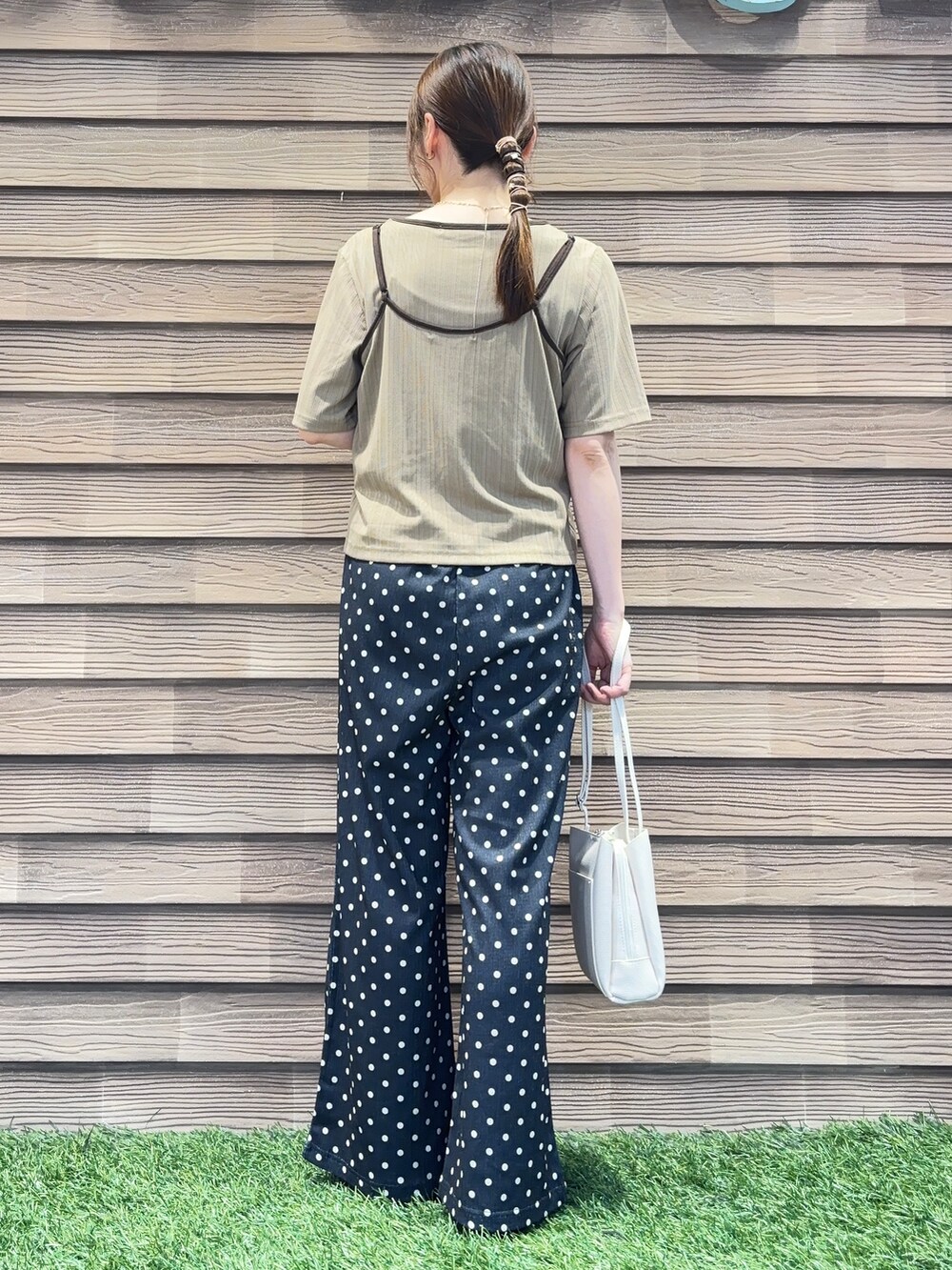 ブラック系のその他パンツ、ブラック系のパンプス、ベージュ系のショルダーバッグを着用したレディースの夏コーディネートの3枚目の写真