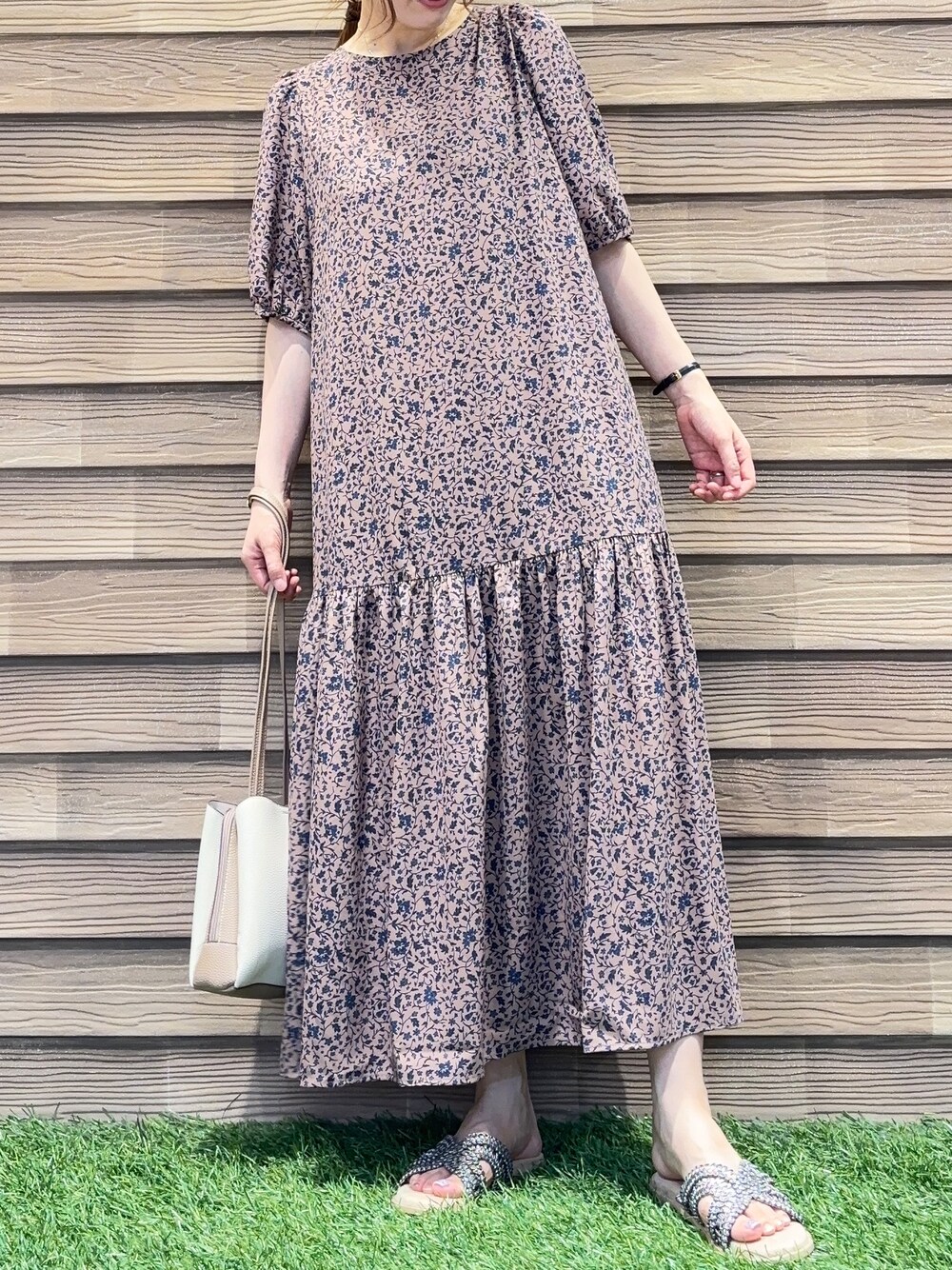 ブラウン系のワンピース、ブラウン系のサンダル、ベージュ系のショルダーバッグを着用したレディースの夏コーディネートの4枚目の写真