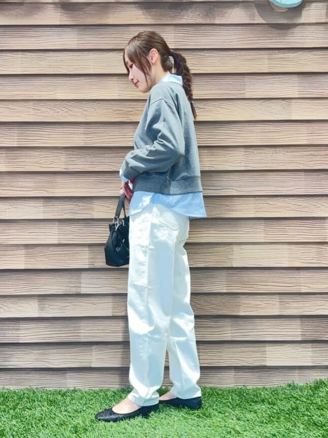 グレー系のスウェット、ホワイト系のデニムパンツ、ブラック系のその他シューズを着用したレディースの冬コーディネートの2枚目の写真