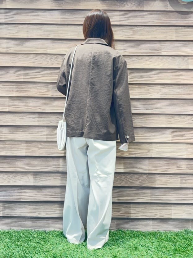 ブラウン系のテーラードジャケット、イエロー系のTシャツ/カットソー、ベージュ系のその他パンツを着用したレディースの春コーディネートの3枚目の写真