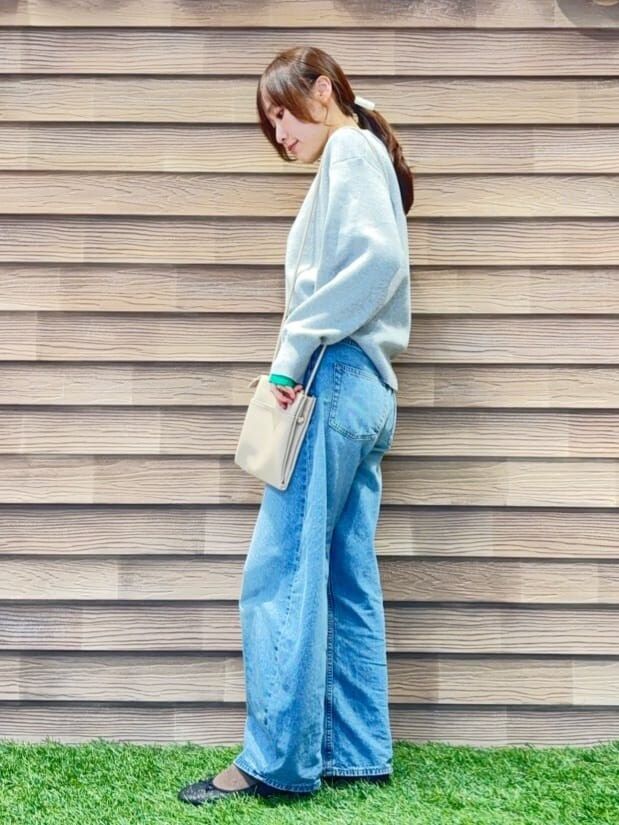 グレー系のニット/セーター、ブルー系のデニムパンツ、ブラック系のその他シューズを着用したレディースの冬コーディネートの2枚目の写真