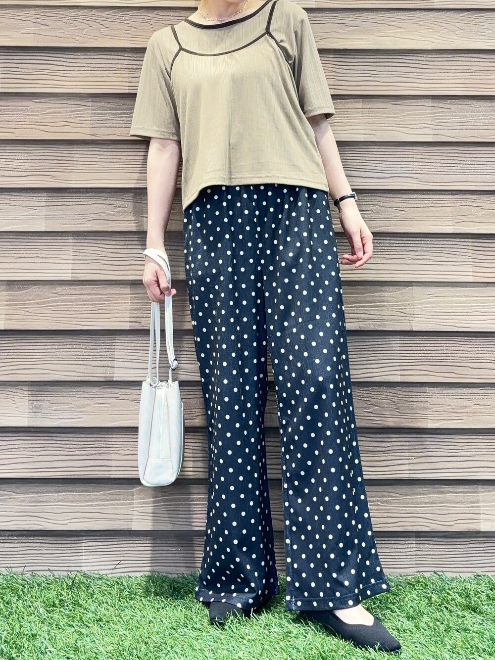ブラック系のその他パンツ、ブラック系のパンプス、ベージュ系のショルダーバッグを着用したレディースの夏コーディネートの5枚目の写真
