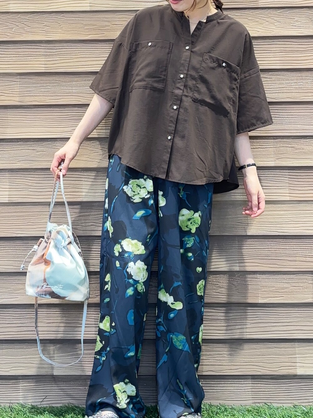 ブルー系のその他パンツ、ブラウン系のサンダル、ベージュ系のショルダーバッグを着用したレディースの夏コーディネートの4枚目の写真