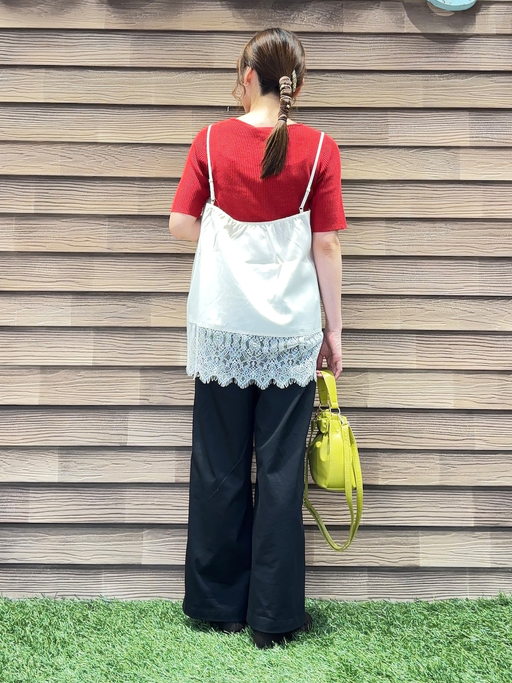 レッド系のニット/セーター、ホワイト系のTシャツ/カットソー、ブラック系のその他パンツを着用したレディースの夏コーディネートの3枚目の写真