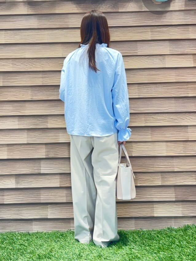 ブルー系のシャツ/ブラウス、ベージュ系のその他パンツ、ブラック系のその他シューズを着用したレディースの春コーディネートの3枚目の写真