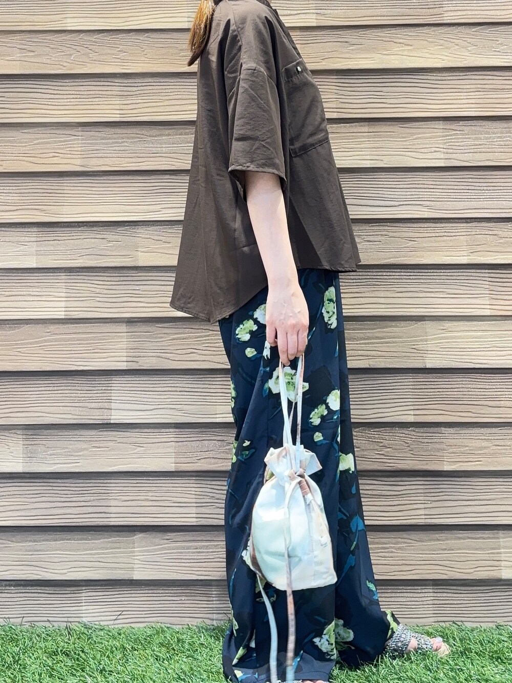 ブルー系のその他パンツ、ブラウン系のサンダル、ベージュ系のショルダーバッグを着用したレディースの夏コーディネートの5枚目の写真