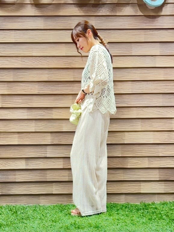 ベージュ系のカーディガン/ボレロ、ベージュ系のその他パンツ、イエロー系のショルダーバッグを着用したレディースの夏コーディネートの2枚目の写真