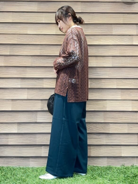 ブラウン系のシャツ/ブラウス、ホワイト系のTシャツ/カットソー、グリーン系のその他パンツを着用したレディースの秋コーディネートの2枚目の写真