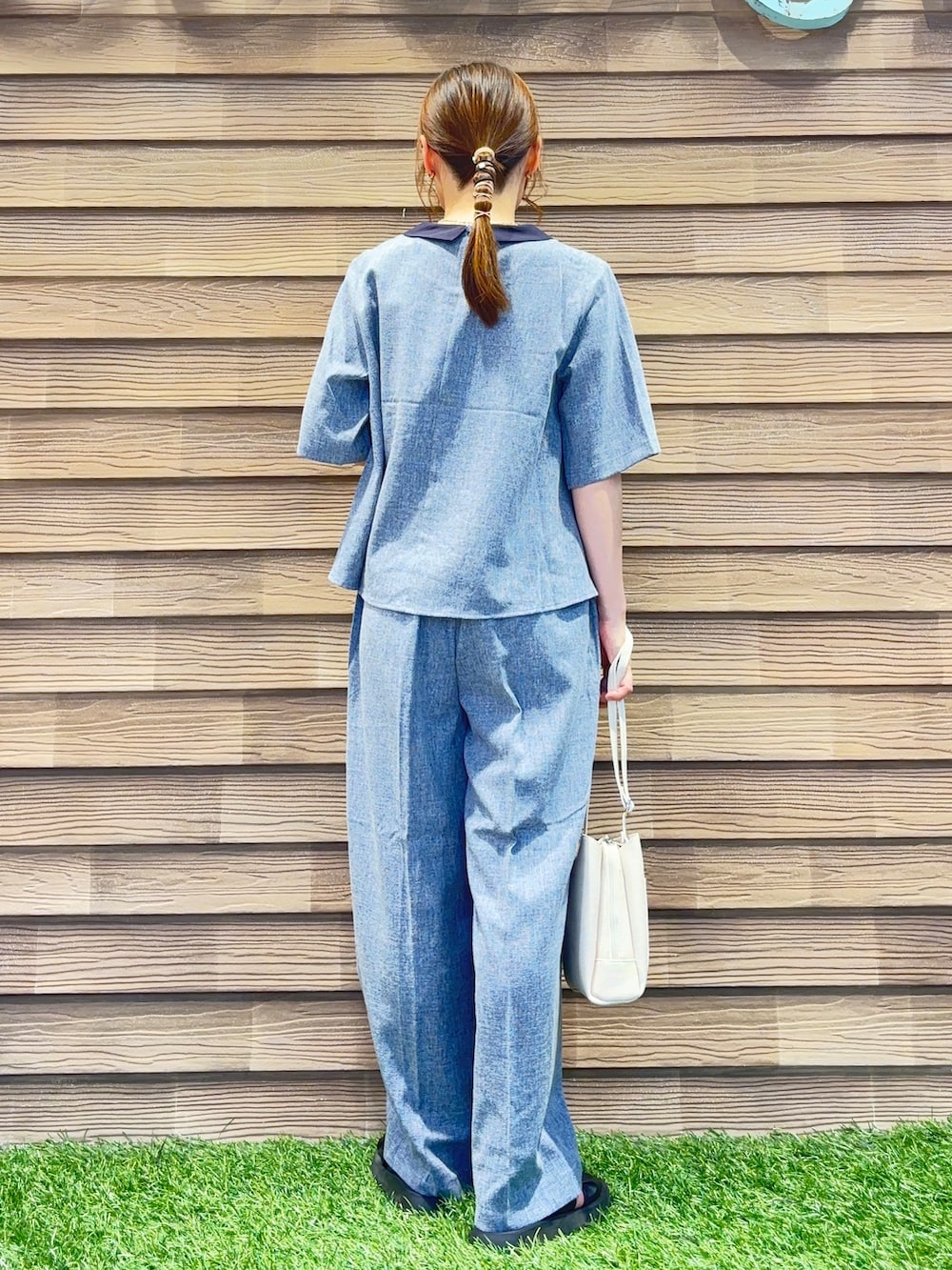 ブルー系のシャツ/ブラウス、ブルー系のその他パンツ、ベージュ系のショルダーバッグを着用したレディースの夏コーディネートの3枚目の写真