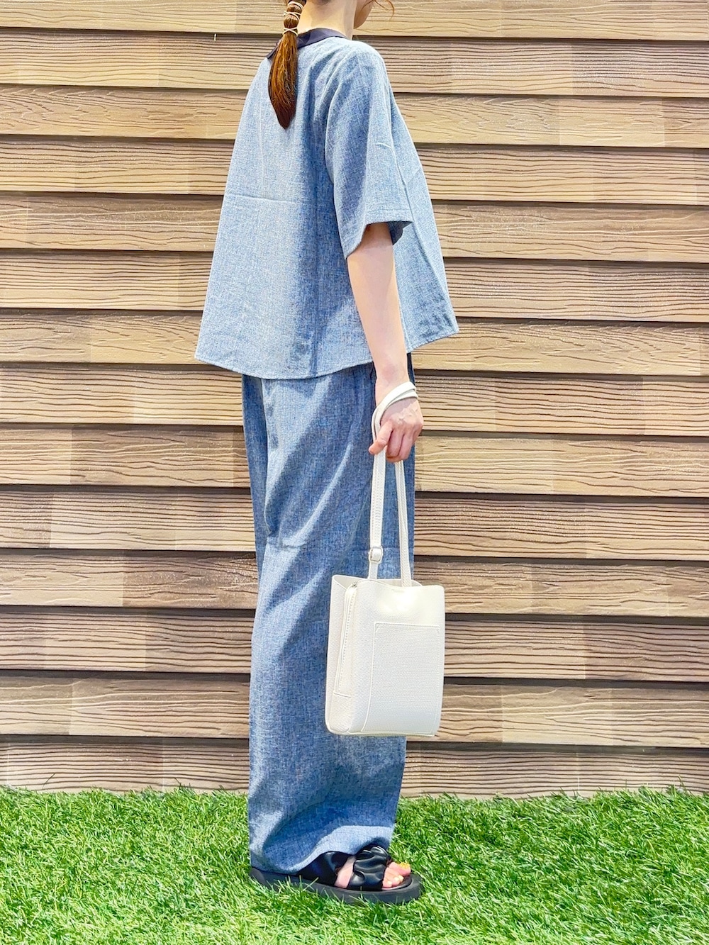 ブルー系のシャツ/ブラウス、ブルー系のその他パンツ、ベージュ系のショルダーバッグを着用したレディースの夏コーディネートの4枚目の写真
