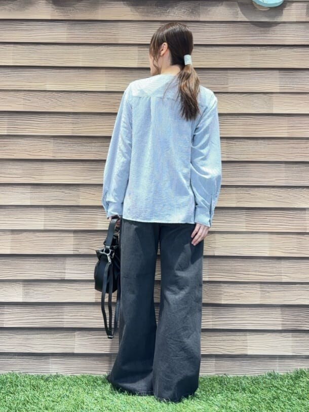 ブルー系のシャツ/ブラウス、ブラック系のデニムパンツ、ブラック系のその他シューズを着用したレディースの冬コーディネートの3枚目の写真