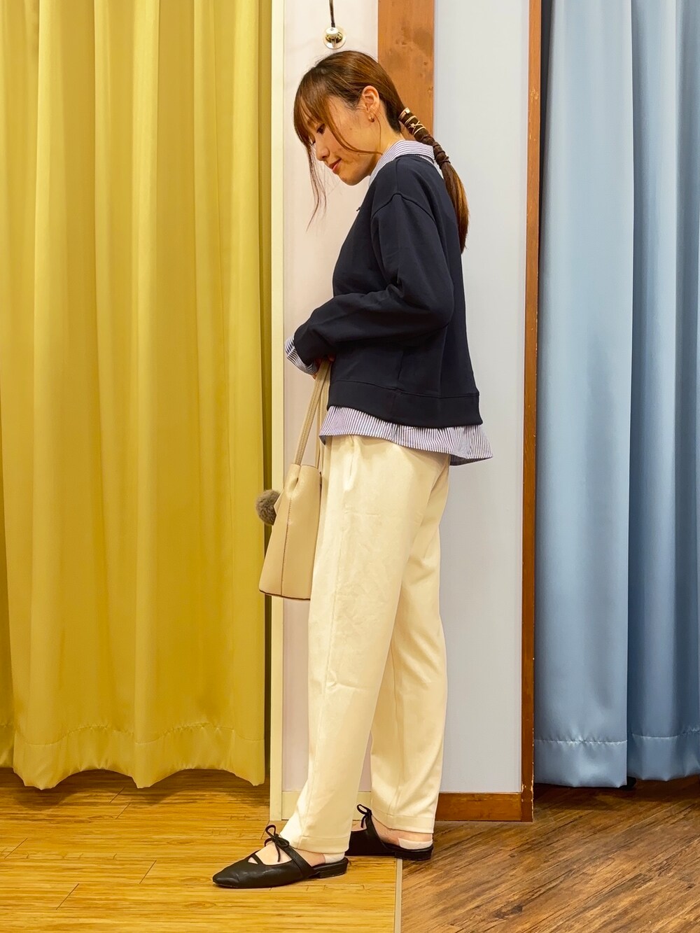 ブルー系のTシャツ/カットソー、ホワイト系のその他パンツ、グレー系のトートバッグを着用したレディースの秋コーディネートの2枚目の写真