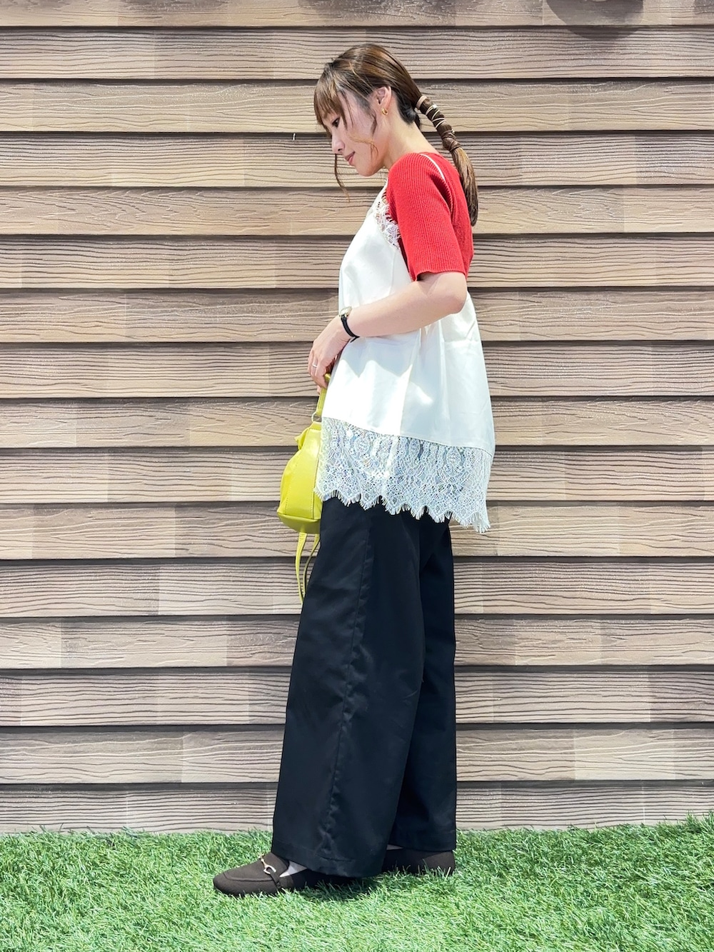 レッド系のニット/セーター、ホワイト系のTシャツ/カットソー、ブラック系のその他パンツを着用したレディースの夏コーディネートの2枚目の写真