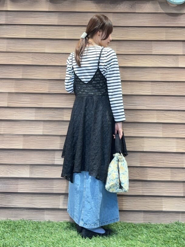ブラック系のチュニック、ブルー系のTシャツ/カットソー、ブルー系のデニムスカートを着用したレディースの冬コーディネートの3枚目の写真