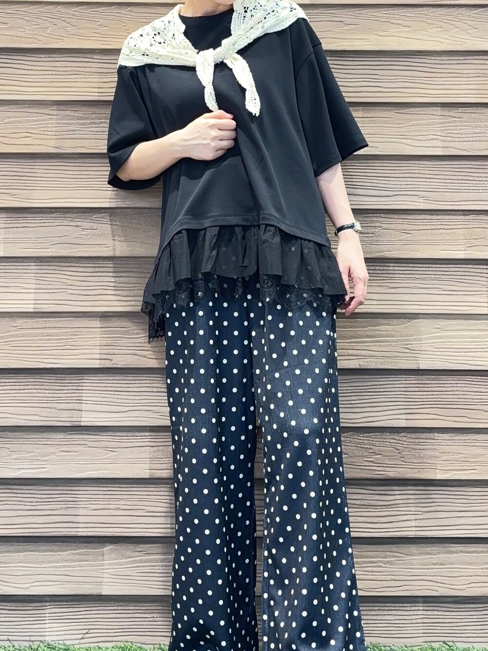 ブラック系のTシャツ/カットソー、ブラック系のその他パンツ、ブラック系のパンプスを着用したレディースの夏コーディネートの5枚目の写真