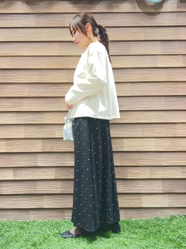 ホワイト系のブルゾン、ホワイト系のTシャツ/カットソー、ブラック系のスカートを着用したレディースの春コーディネートの2枚目の写真