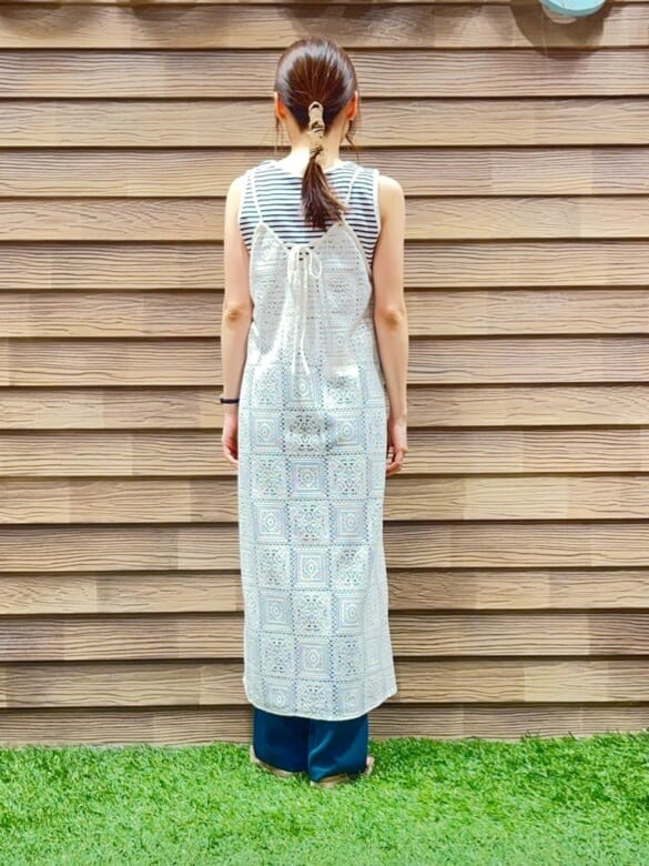 ホワイト系のワンピース、グリーン系のその他パンツ、ベージュ系のサンダルを着用したレディースの夏コーディネートの3枚目の写真