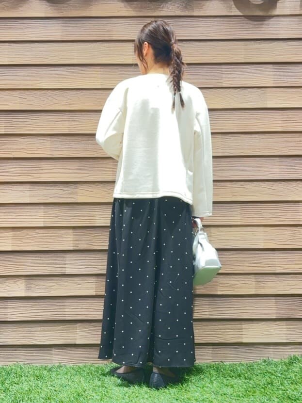 ホワイト系のブルゾン、ホワイト系のTシャツ/カットソー、ブラック系のスカートを着用したレディースの春コーディネートの3枚目の写真