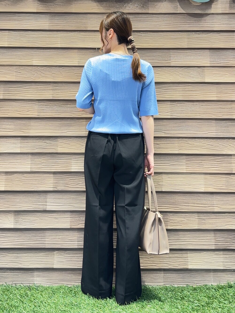 ブルー系のニット/セーター、ブラック系のその他パンツ、ブラウン系のその他シューズを着用したレディースの夏コーディネートの3枚目の写真