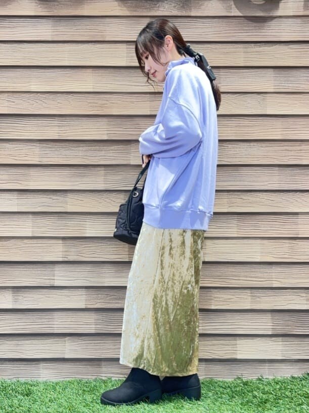 パープル系のスウェット、ホワイト系のTシャツ/カットソー、ベージュ系のスカートを着用したレディースの秋コーディネートの2枚目の写真