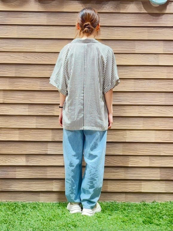 ブルー系のテーラードジャケット、ホワイト系のTシャツ/カットソー、ブルー系のデニムパンツを着用したレディースの春コーディネートの3枚目の写真