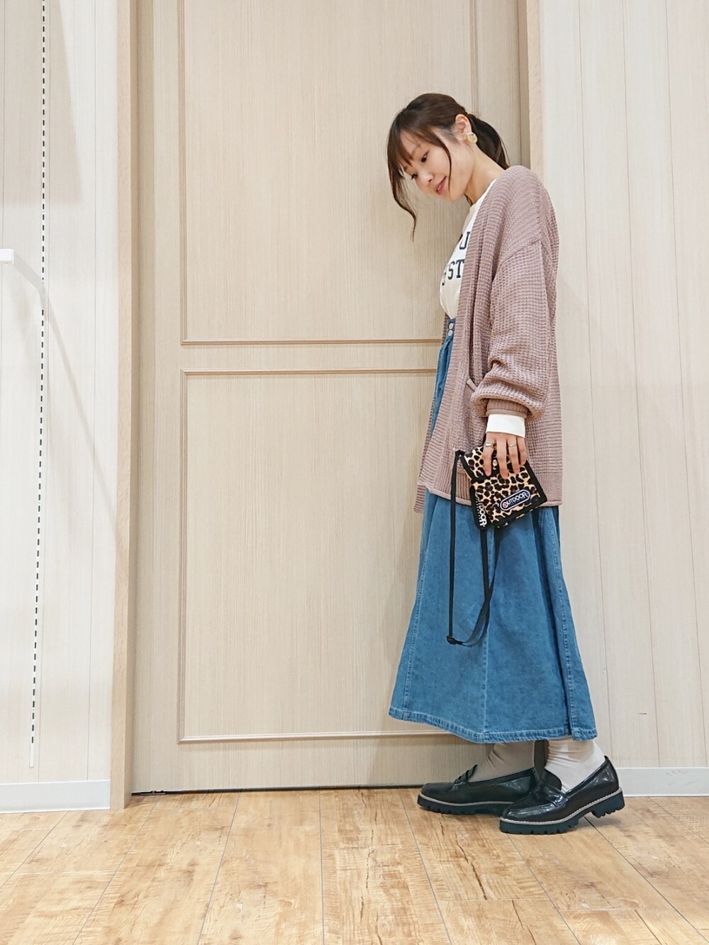 ピンク系のカーディガン/ボレロ、ブラック系のその他シューズ、ブルー系のスカートを着用したレディースの春コーディネートの2枚目の写真