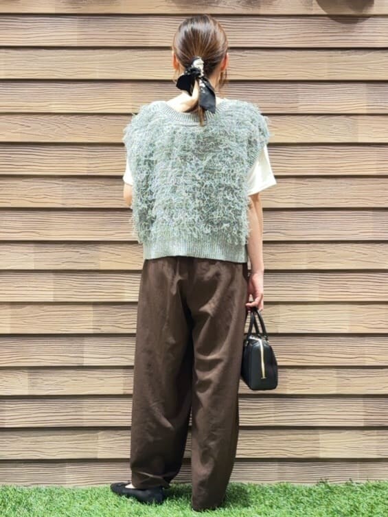 グリーン系のベスト、ホワイト系のTシャツ/カットソー、ブラウン系のその他パンツを着用したレディースの秋コーディネートの3枚目の写真