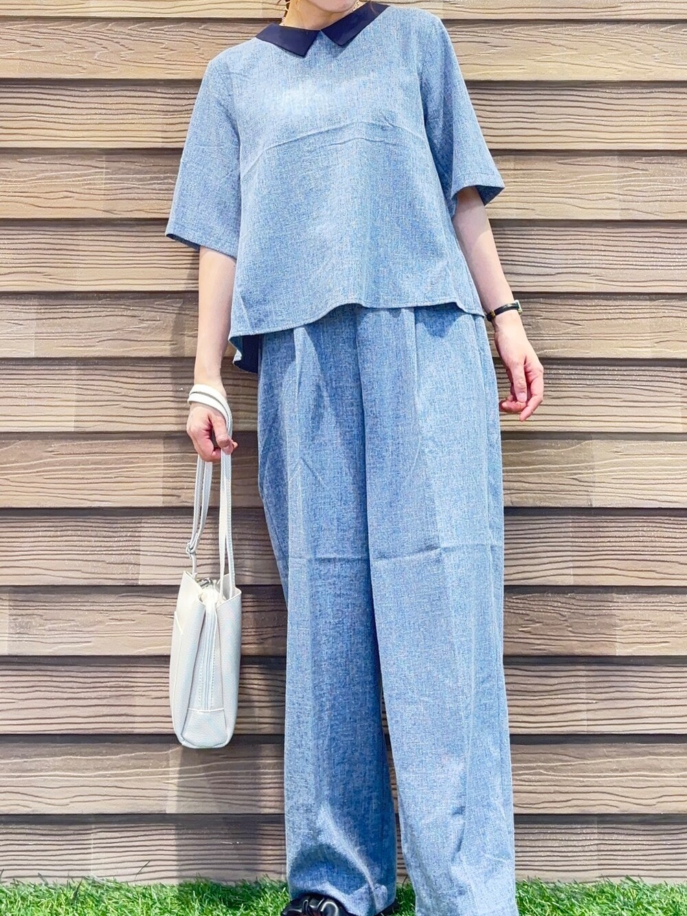 ブルー系のシャツ/ブラウス、ブルー系のその他パンツ、ベージュ系のショルダーバッグを着用したレディースの夏コーディネートの5枚目の写真