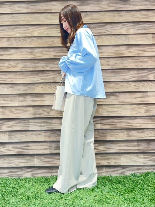 ブルー系のシャツ/ブラウス、ベージュ系のその他パンツ、ブラック系のその他シューズを着用したレディースの春コーディネートの2枚目の写真