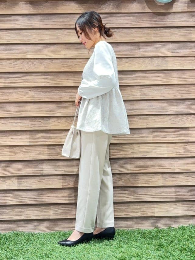 ホワイト系のシャツ/ブラウス、ベージュ系のその他パンツ、ブラック系のパンプスを着用したレディースの冬コーディネートの2枚目の写真