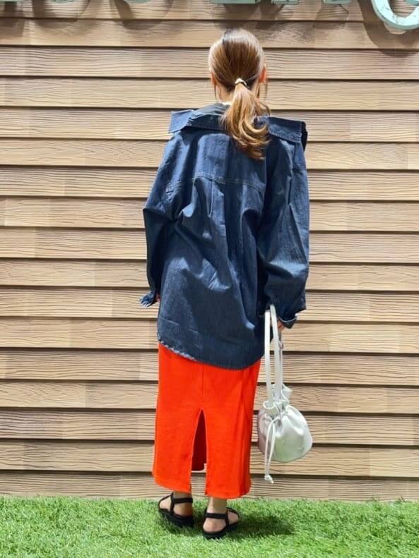ブルー系のシャツ/ブラウス、ブラック系のTシャツ/カットソー、オレンジ系のスカートを着用したレディースの春コーディネートの3枚目の写真
