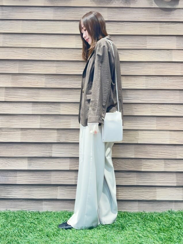ブラウン系のテーラードジャケット、イエロー系のTシャツ/カットソー、ベージュ系のその他パンツを着用したレディースの春コーディネートの2枚目の写真