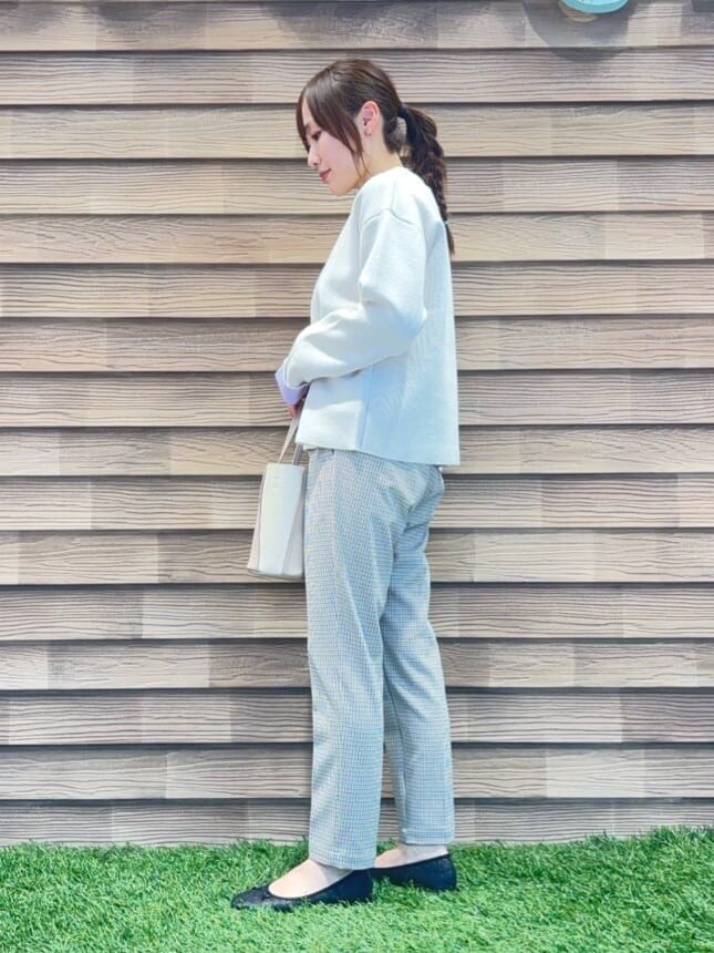 ホワイト系のカーディガン/ボレロ、ベージュ系のその他パンツ、ブラック系のその他シューズを着用したレディースの春コーディネートの2枚目の写真