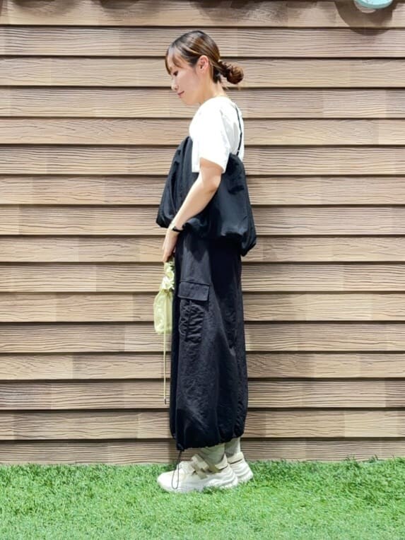 ブラック系のその他トップス、ブラック系のスカート、イエロー系のショルダーバッグを着用したレディースの夏コーディネートの2枚目の写真