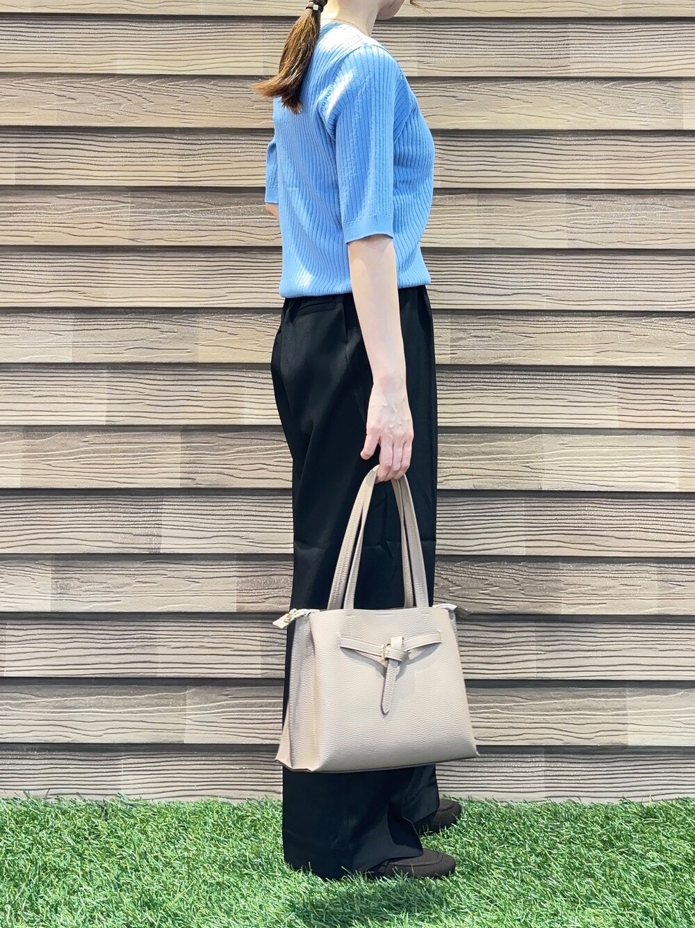 ブルー系のニット/セーター、ブラック系のその他パンツ、ブラウン系のその他シューズを着用したレディースの夏コーディネートの4枚目の写真