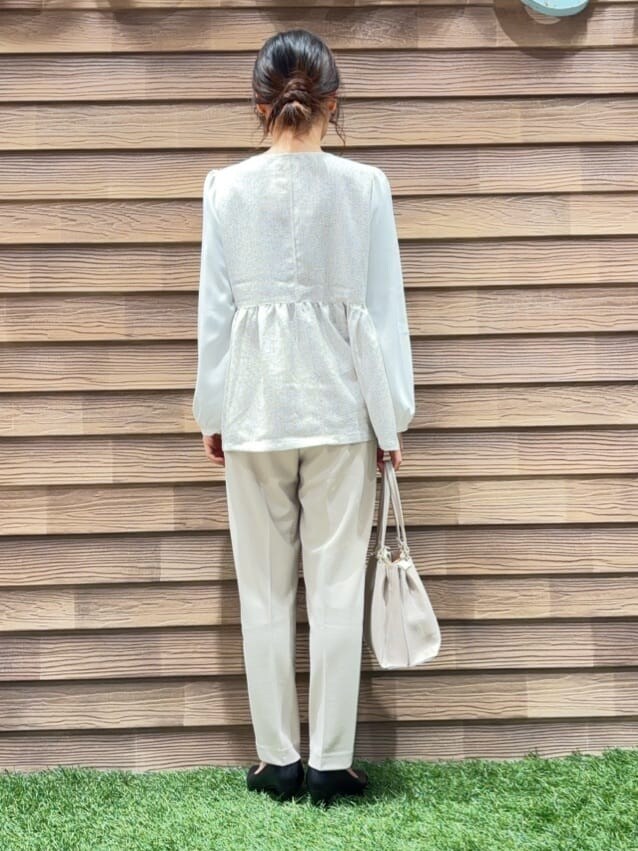 ホワイト系のシャツ/ブラウス、ベージュ系のその他パンツ、ブラック系のパンプスを着用したレディースの冬コーディネートの3枚目の写真