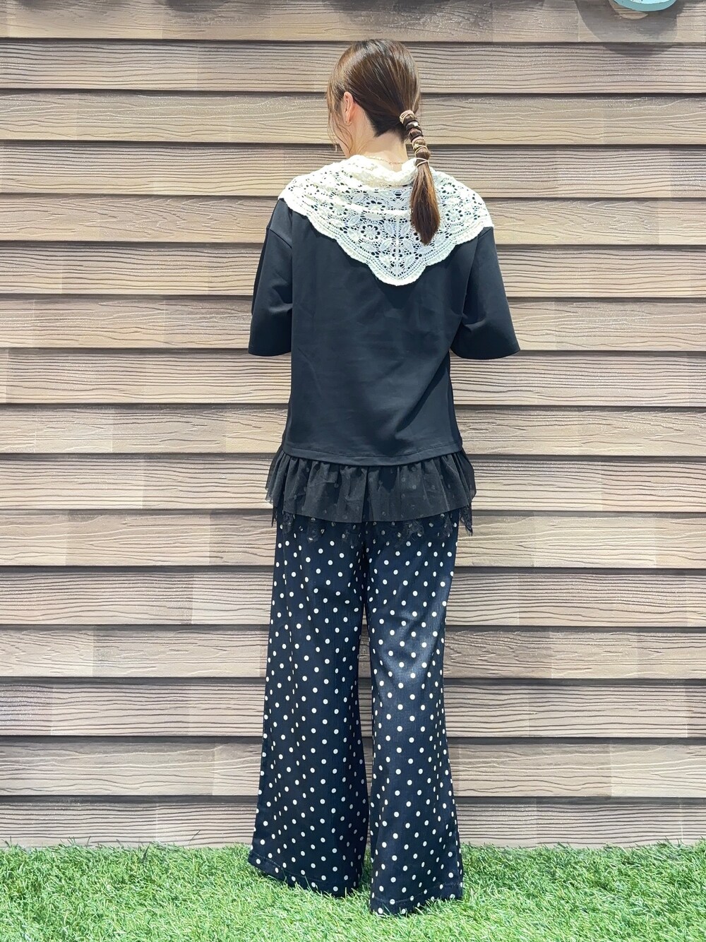 ブラック系のTシャツ/カットソー、ブラック系のその他パンツ、ブラック系のパンプスを着用したレディースの夏コーディネートの3枚目の写真