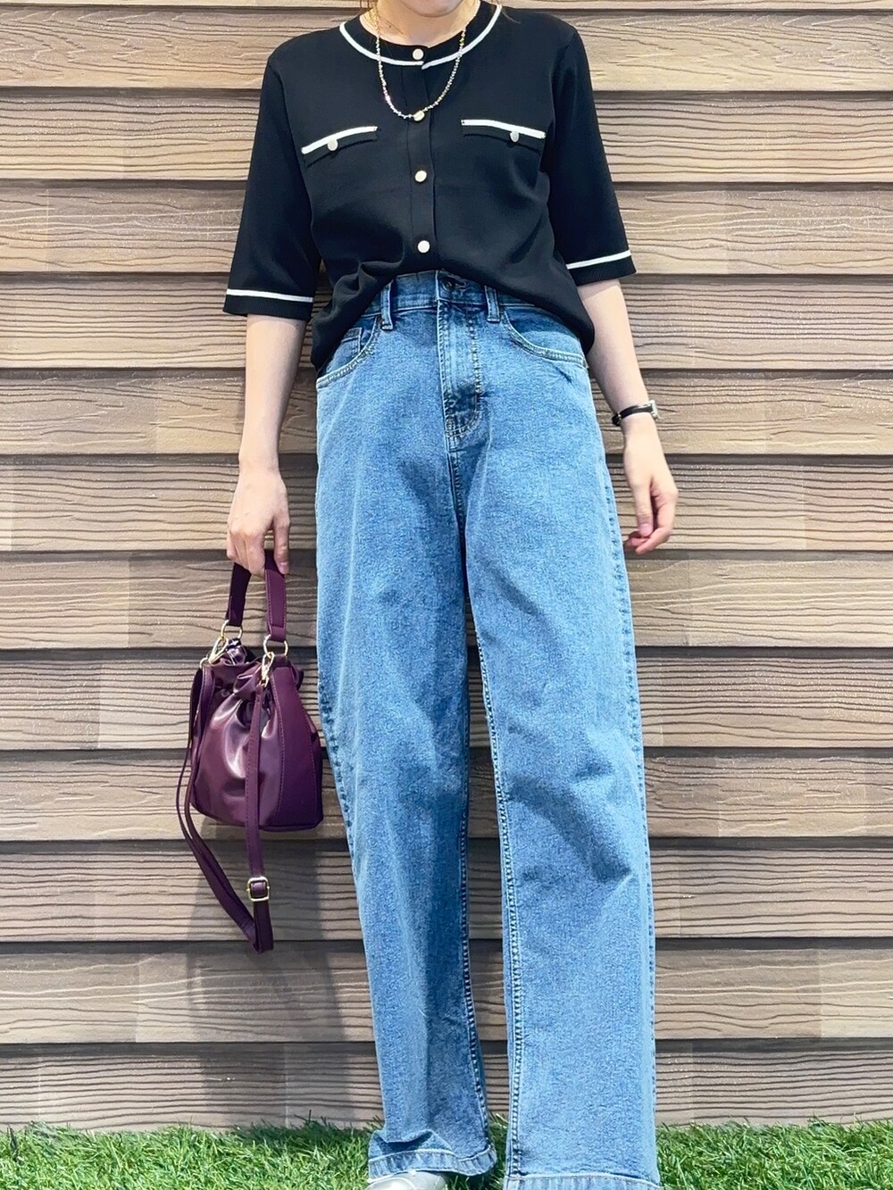 ブラック系のカーディガン/ボレロ、ブルー系のデニムパンツ、レッド系のショルダーバッグを着用したレディースの秋コーディネートの5枚目の写真