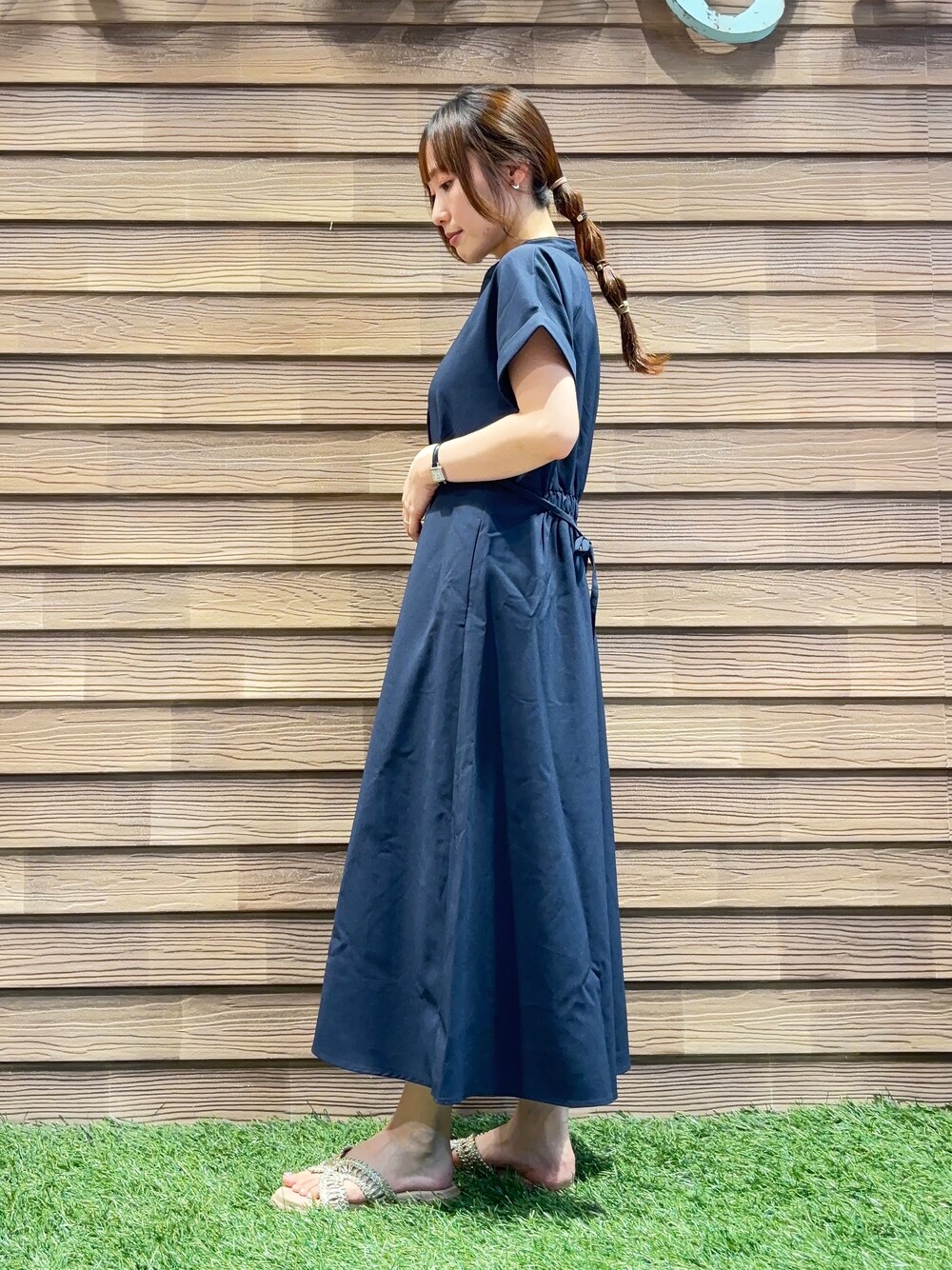 ブルー系のワンピース、ゴールド系のサンダルを着用したレディースの夏コーディネートの2枚目の写真