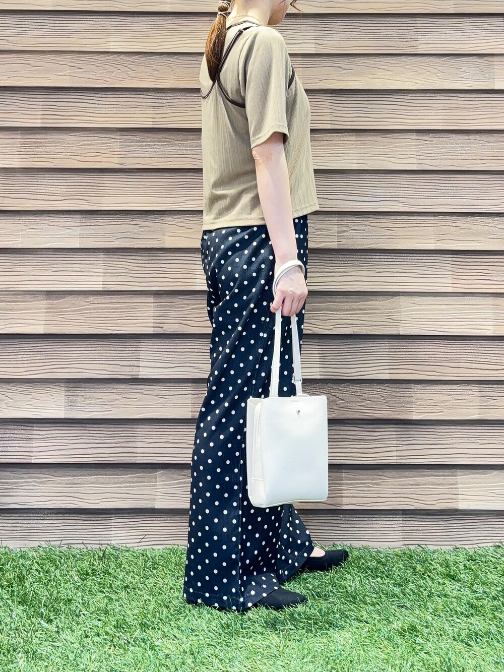 ブラック系のその他パンツ、ブラック系のパンプス、ベージュ系のショルダーバッグを着用したレディースの夏コーディネートの4枚目の写真