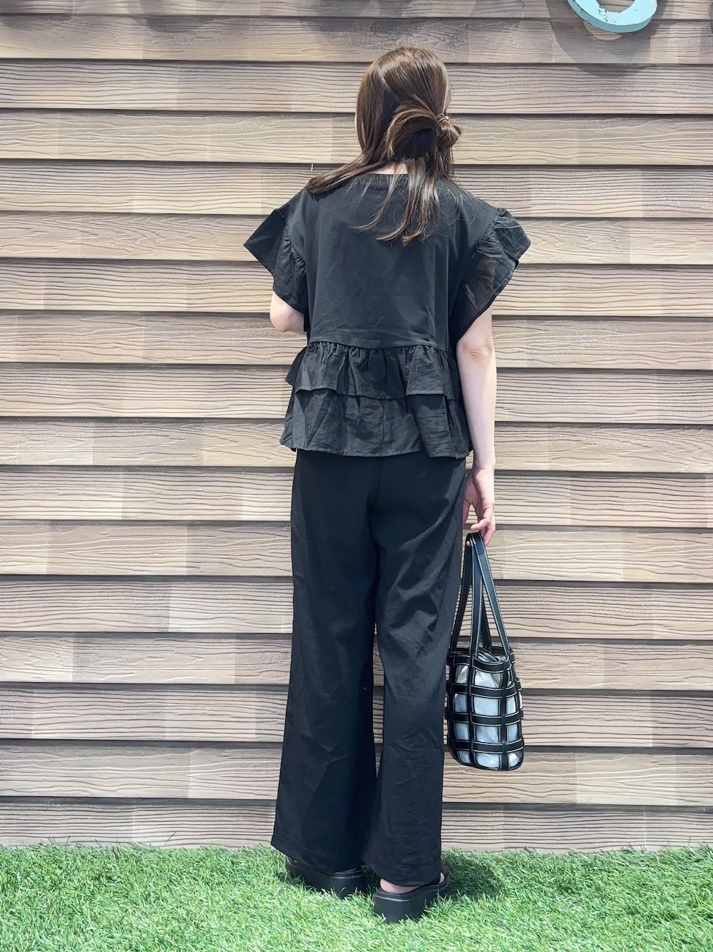 ブラック系のその他パンツ、ブラック系のサンダル、ブラック系のトートバッグを着用したレディースの夏コーディネートの3枚目の写真