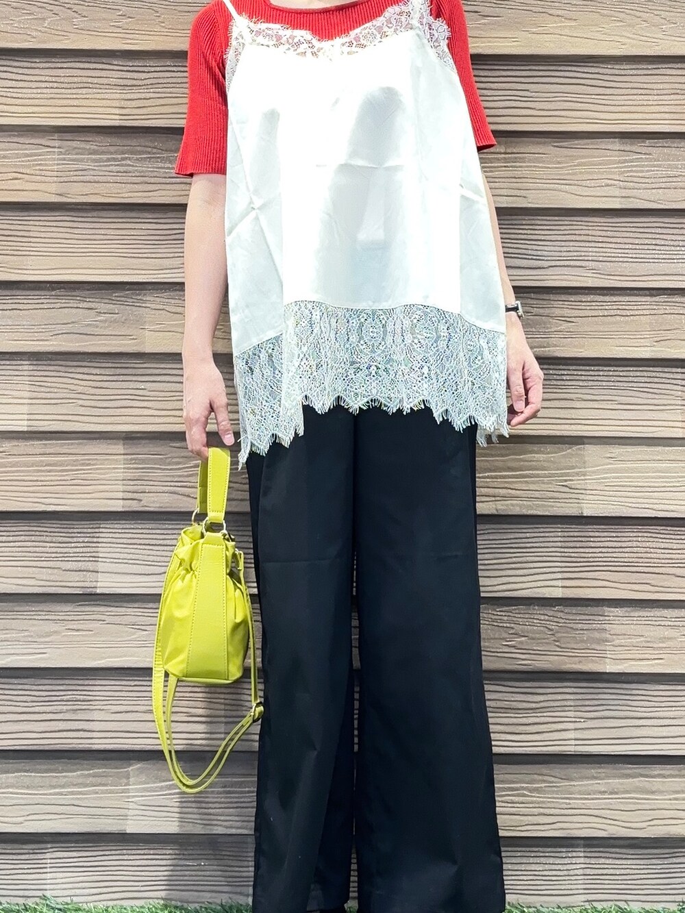 レッド系のニット/セーター、ホワイト系のTシャツ/カットソー、ブラック系のその他パンツを着用したレディースの夏コーディネートの5枚目の写真