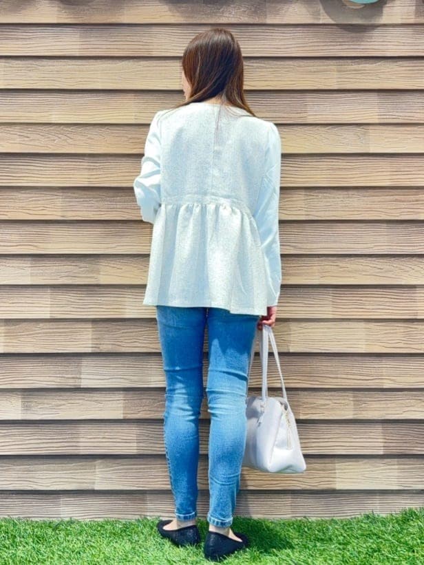ホワイト系のシャツ/ブラウス、ブルー系のデニムパンツ、ブラック系のその他シューズを着用したレディースの春コーディネートの3枚目の写真