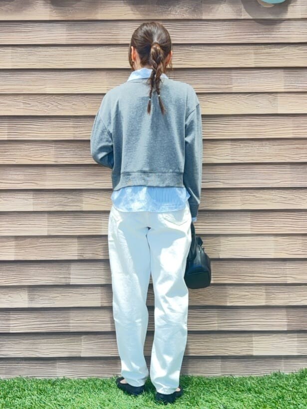 グレー系のスウェット、ホワイト系のデニムパンツ、ブラック系のその他シューズを着用したレディースの冬コーディネートの3枚目の写真