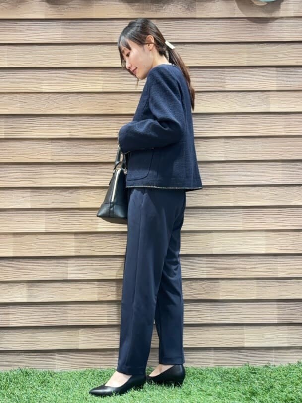 ブルー系のノーカラージャケット、ホワイト系のシャツ/ブラウス、ブルー系のその他パンツを着用したレディースの冬コーディネートの2枚目の写真