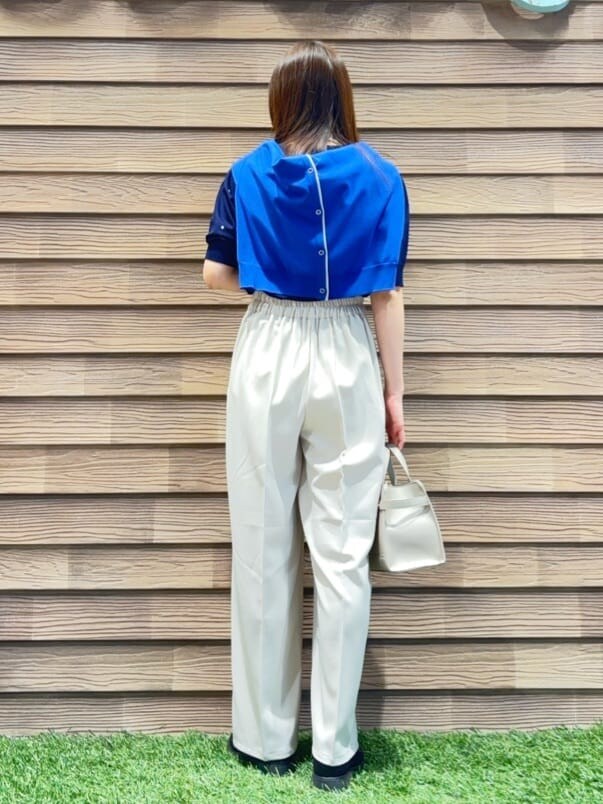 ブルー系のカーディガン/ボレロ、ブルー系のニット/セーター、ベージュ系のその他パンツを着用したレディースの春コーディネートの3枚目の写真