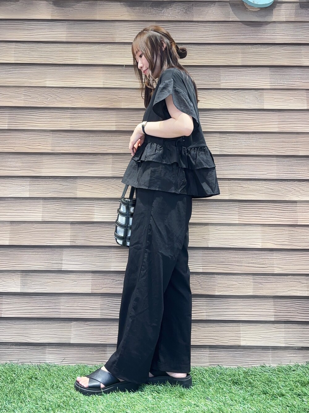 ブラック系のその他パンツ、ブラック系のサンダル、ブラック系のトートバッグを着用したレディースの夏コーディネートの2枚目の写真