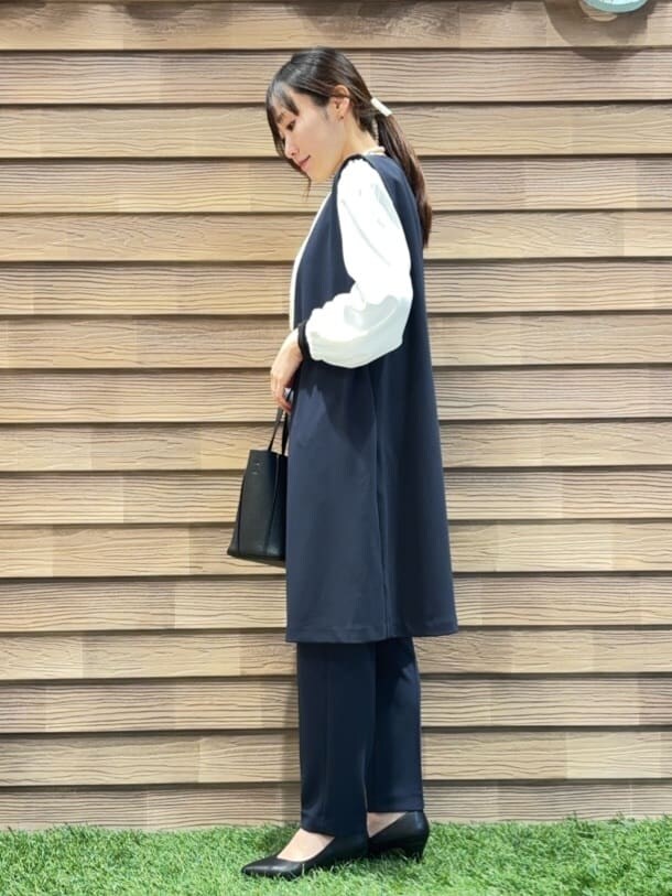 ブルー系のベスト、ホワイト系のシャツ/ブラウス、ブルー系のその他パンツを着用したレディースの冬コーディネートの2枚目の写真